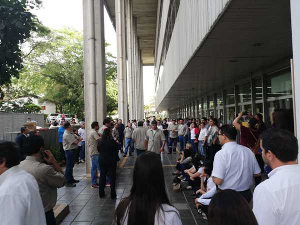 Funcionarios de la ANDE paran denunciando contrataciones sin concurso » Ñanduti