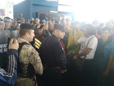 Tensión en el Puente de la Amistad: Cierran paso vehícular
