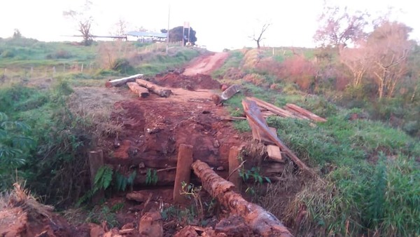 Denuncian que derrumbe de puente de madera aísla a pobladores de Itakyry - ADN Paraguayo