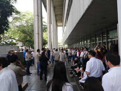 ANDE: Funcionarios en pie de guerra por contratación sin concurso
