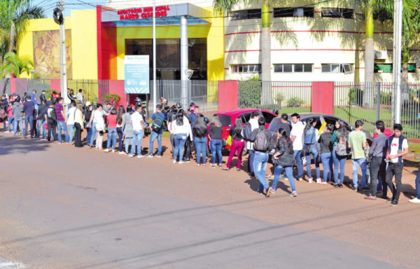 Larga espera en la feria de empleo | Diario Vanguardia 13