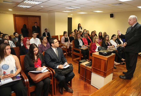 Autoridades judiciales dialogaron con estudiantes