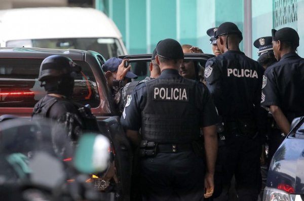 Tribunal excarcela a expresidente Martinelli tras un año detenido - Internacionales - ABC Color