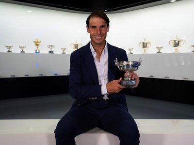 Nadal deposita el 12º Roland Garros en su museo de Manacor
