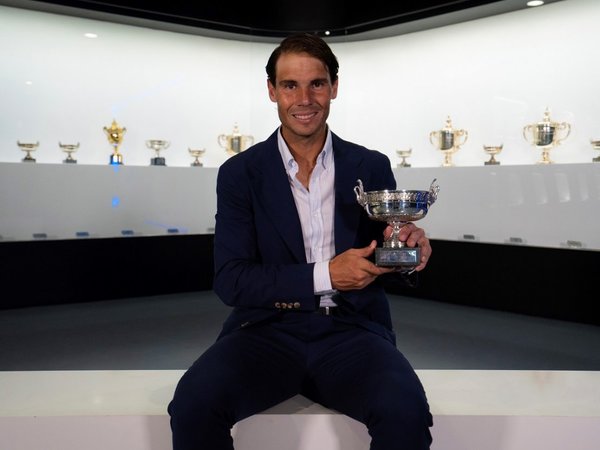 Nadal deposita el 12º Roland Garros en su museo de Manacor