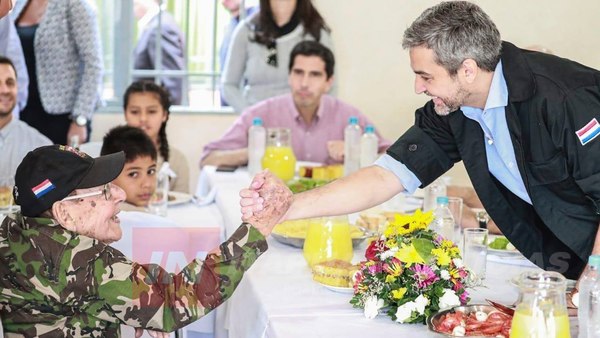 EL PDTE. MARIO ABDO SE COMPROMETIÓ A BRINDAR AYUDA AL EX COMBATIENTE DIEGO MARTÍNEZ.