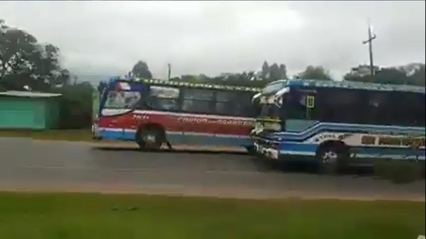 Imprudencia Criminal: Temerarias carreras de buses sobre ruta 1 | Noticias Paraguay