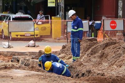 Trabajo de alcantarillado avanza en zona primaria