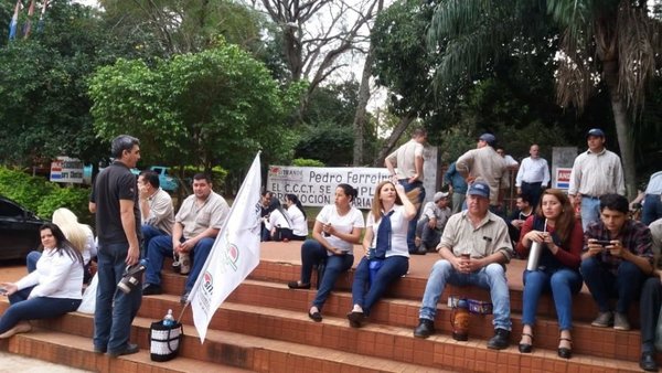 Funcionarios de la ANDE de Paraguarí van a paro - Nacionales - ABC Color