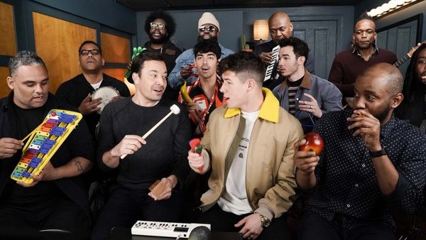 Los Jonas Brothers interpretaron “Sucker” con instrumentos de juguete