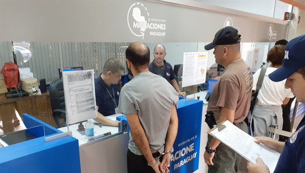 Expulsan a extranjero involucrado en falsificación de tarjetas de crédito - ADN Paraguayo