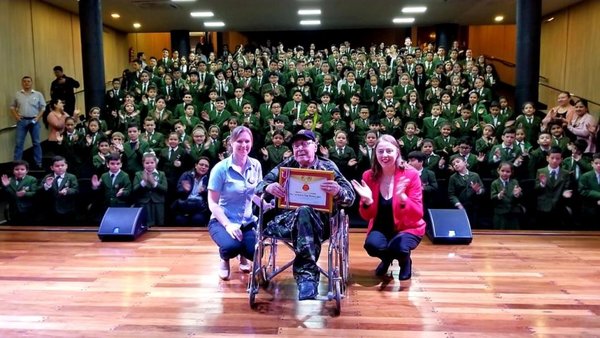 Estudiantes encarnacenos agasajan a excombatiente - Nacionales - ABC Color