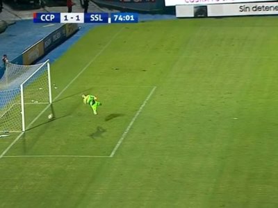 Suspenden por 30 partidos al línea que cobró el "gol fantasma"