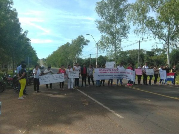 Enfermeras sin trabajo bloquearon la ruta V - Nacionales - ABC Color