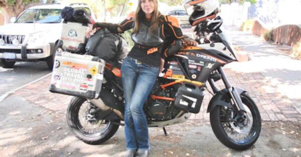 Llegó en moto a recorrer nuestras “bellas” calles