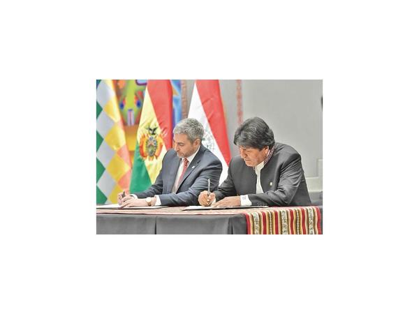 Marito y Evo firman acuerdos en el aniversario de la Paz del Chaco