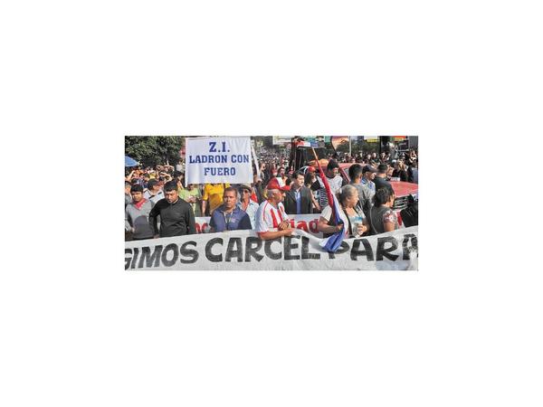 Manifestantes exigen cárcel para el clan Zacarías y bloquean puente