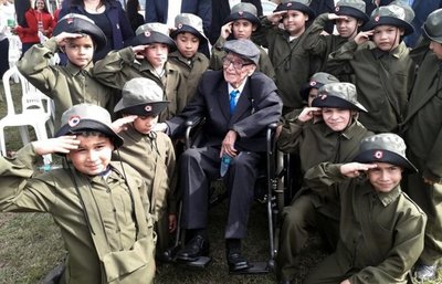 Varios homenajes y condecoraciones a últimos héroes de la Guerra del Chaco - Edicion Impresa - ABC Color