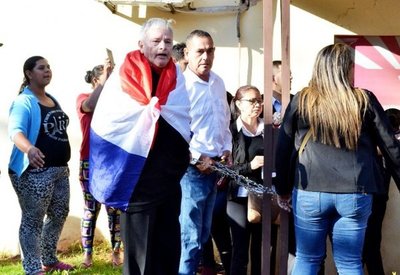 Despedidos toman sede de la Comuna esteña - Edicion Impresa - ABC Color