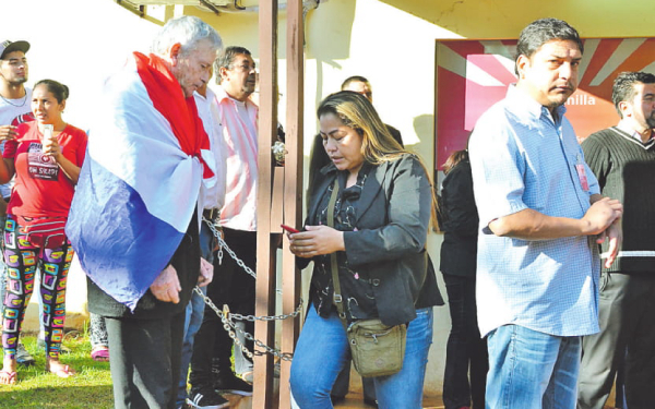 Zacariistas desvinculados toman la Municipalidad | Diario Vanguardia 07