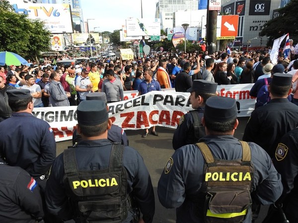 Obligan a comerciantes a cerrar negocios y bloquean el Puente de la Amistad - ADN Paraguayo
