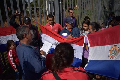 Manifestación frente a Yacyretá - Nacionales - ABC Color