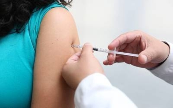 HOY / Brotes de influenza pueden evitarse con vacunación temprana y educación, afirma pediatra