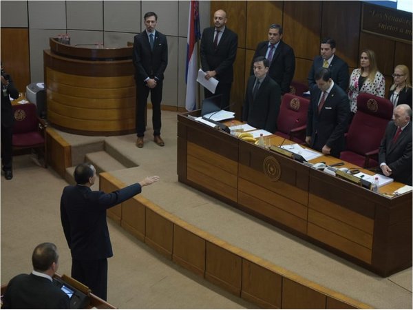 Eusebio Ramón Ayala jura como senador en reemplazo de Amarilla