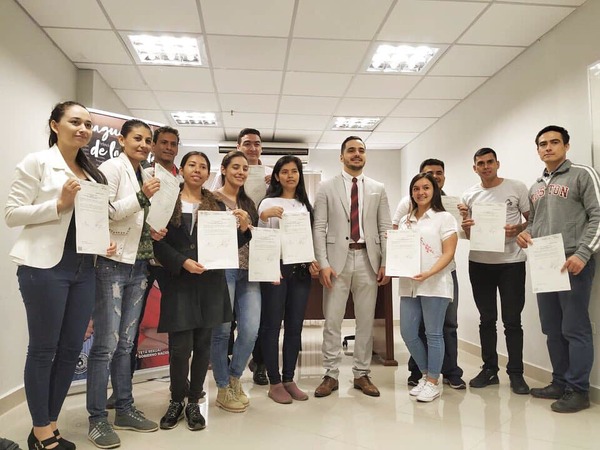 Estudiantes paraguayos de medicina en Venezuela regresan tras 7 años afuera