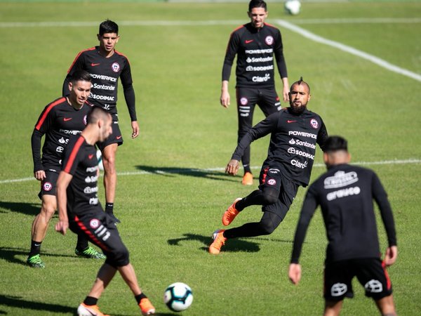 Chile entrena con la única baja de Nicolás Castillo