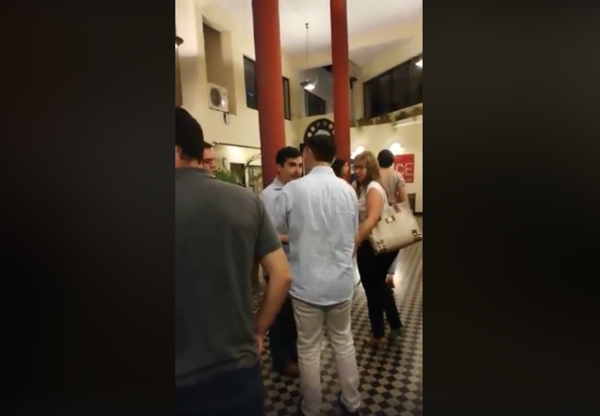 Autodenominados “nacionalistas” interrumpen obra de teatro