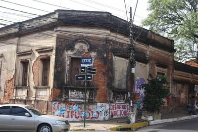Casonas coloniales y edificios modernos, entre un desordenado paisaje céntrico - Periodismo Joven - ABC Color