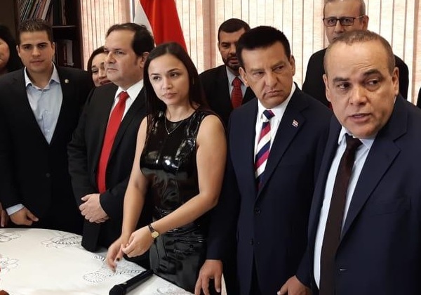 Critican vestimenta de diputada y hasta señalan "ignorancia"