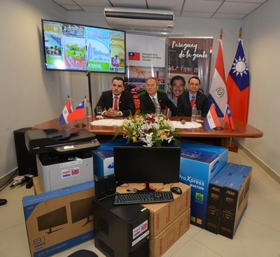 Repatriados recibe donación de equipos informáticos - .::RADIO NACIONAL::.