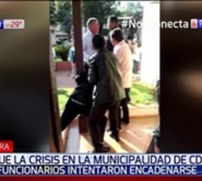 Sigue la crisis en CDE: Exfuncionarios municipales se encadenan - Paraguay.com