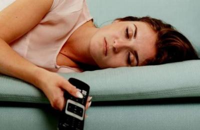 Quedarse dormido con la TV encendida hace engordar a las mujeres - C9N