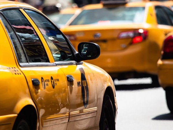 Nueva York limitará licencias de Uber y Lyft, y apoyará a taxistas