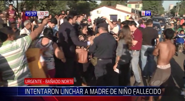 Vecinos del Bañado Norte escrachan a madre de menor fallecido | Noticias Paraguay
