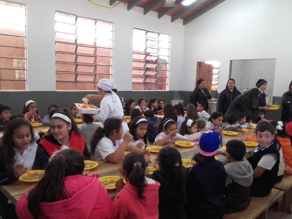 Alumnos son beneficiados con un moderno comedor