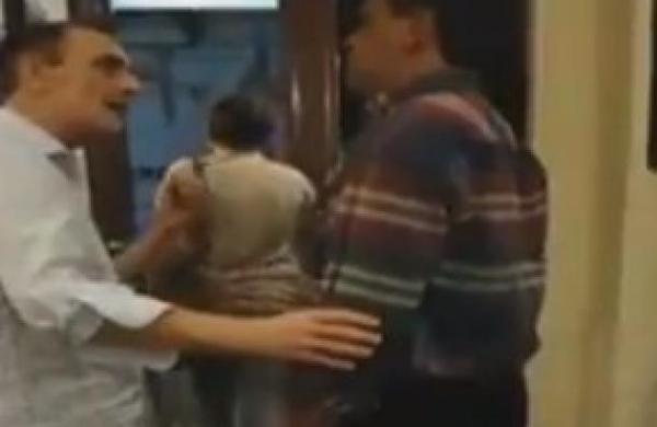Vergonzosa protesta durante obra teatro - C9N