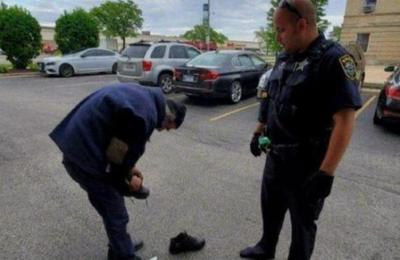 'Sus ojos se iluminaron': policía se sacó los zapatos y se los regaló a un hombre sin hogar - C9N