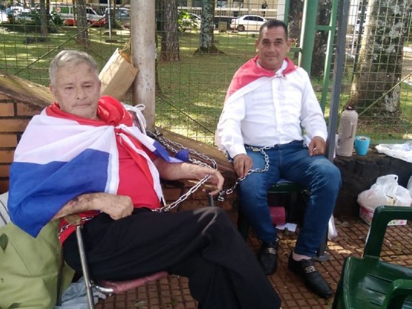 Ex funcionarios de la Municipalidad se encadenan exigiendo reposición