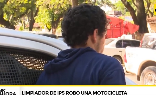 Limpiador roba motocicleta en predio custodiado por policías