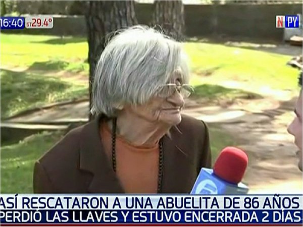 Rescatan a abuelita de 86 años que quedó atrapada en su casa