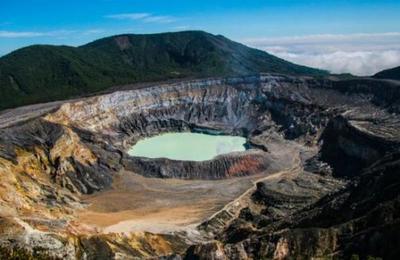 Hombre tuvo que ser rescatado tras caer 240 metros a la caldera de un volcán inactivo - C9N