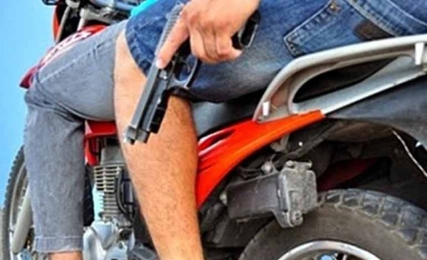 HOY / Un hombre muere y su novia queda herida tras atentado frente a un shopping