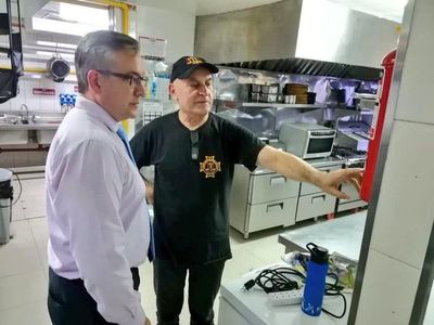 Allanan local tras fallecimiento de un empleado por descarga eléctrica