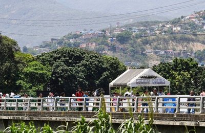 Unos 5.400 venezolanos entran en un día a Perú antes de que les exijan visa - Internacionales - ABC Color