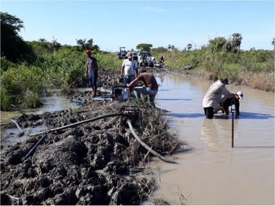 En Bahía Negra  pobladores se unen para reparar camino