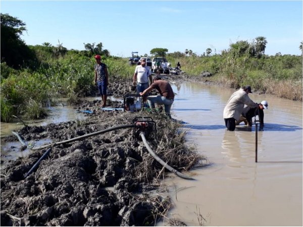 En Bahía Negra pobladores se unen para reparar camino